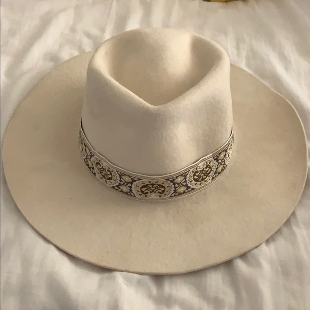 Lack of color small Beverly hat